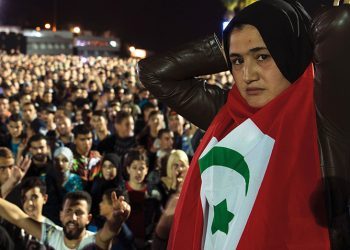 2016-10-30 20:17:01 A protester holds the flag of the Rif Republic as protesters shout slogans in the northern city of Al Hoceima on October 30, 2016, following the death of fishmonger Mouhcine Fikri, who was crushed to death on October 28 in a rubbish truck in Al Hoceima, as he reportedly tried to protest against a municipal worker seizing and destroying his wares.  
Thousands of Moroccans on October 30 attended the funeral of the fishmonger whose gruesome death in a rubbish truck crusher has caused outrage across the North African country. An image of his inert body -- head and arm sticking out from under the lorry's crushing mechanism -- went viral on social media, sparking calls for protests nationwide including in the capital Rabat.  / AFP PHOTO / FADEL SENNA