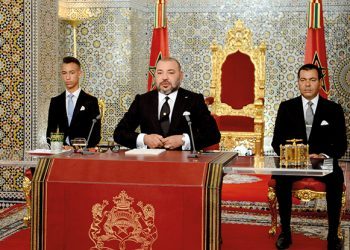 This handout picture courtesy the Moroccan Royal Palace shows Morocco's King Mohammed VI (C) delivering a speech to mark the 16th anniversary of his accession to the throne, beside his brother Prince Moulay Rachid (R) and son Hassan III (L) in Tetouan on August 29, 2017. / AFP PHOTO / MAP / MAP / == RESTRICTED TO EDITORIAL USE - MANDATORY CREDIT "AFP PHOTO / MOROCCAN ROYAL PALACE -Hand-Out" - NO MARKETING NO ADVERTISING CAMPAIGNS - DISTRIBUTED AS A SERVICE TO CLIENTS ==