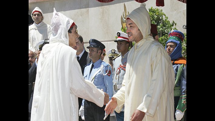 Driss Benzakri (G) president de l'Instance equite et reconciliation (IER) , presente les voeux au roi Mohammed VI a l occasion de la fete du trone a Tanger le 29 juillet 2005. Driss Benzakri remettra  au roi le 30 novembre son rapport sur les graves atteintes aux droits de l'Homme au Maroc durant les années 1960-1999.L'IER, creee par le roi Mohammed VI en 2003 est chargée de regler les dossiers des graves atteintes aux droits de l'Homme commises au Maroc durant les "annees de plomb".PHOTO/ AFP /ABDELHAK SENNA