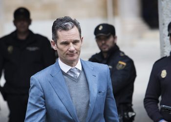Former Olympic handball player and husband of Spain's Princess Cristina, Inaki Urdangarin (C) leaves the courthouse in Palma de Mallorca, on the Spanish Balearic Island of Mallorca on February 23, 2017. 
A Spanish court decided today that the king's brother-in-law, who was handed six years and three months jail for syphoning off millions, will remain free without bail as he prepares to appeal.

 / AFP PHOTO / JAIME REINA
