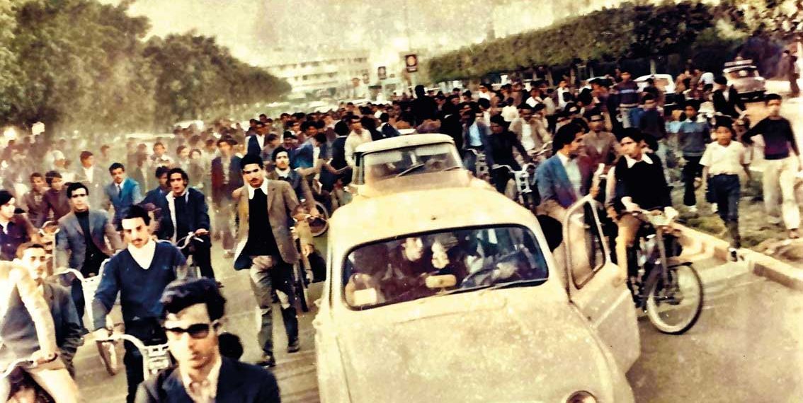 سعيد بونعيلات في سيارة عمر بنجلون لحظة مغادرته السجن المركزي بالقنيطرة سنة 1972، متوجها نحو القنيطرة، في موكب احتفالي.
